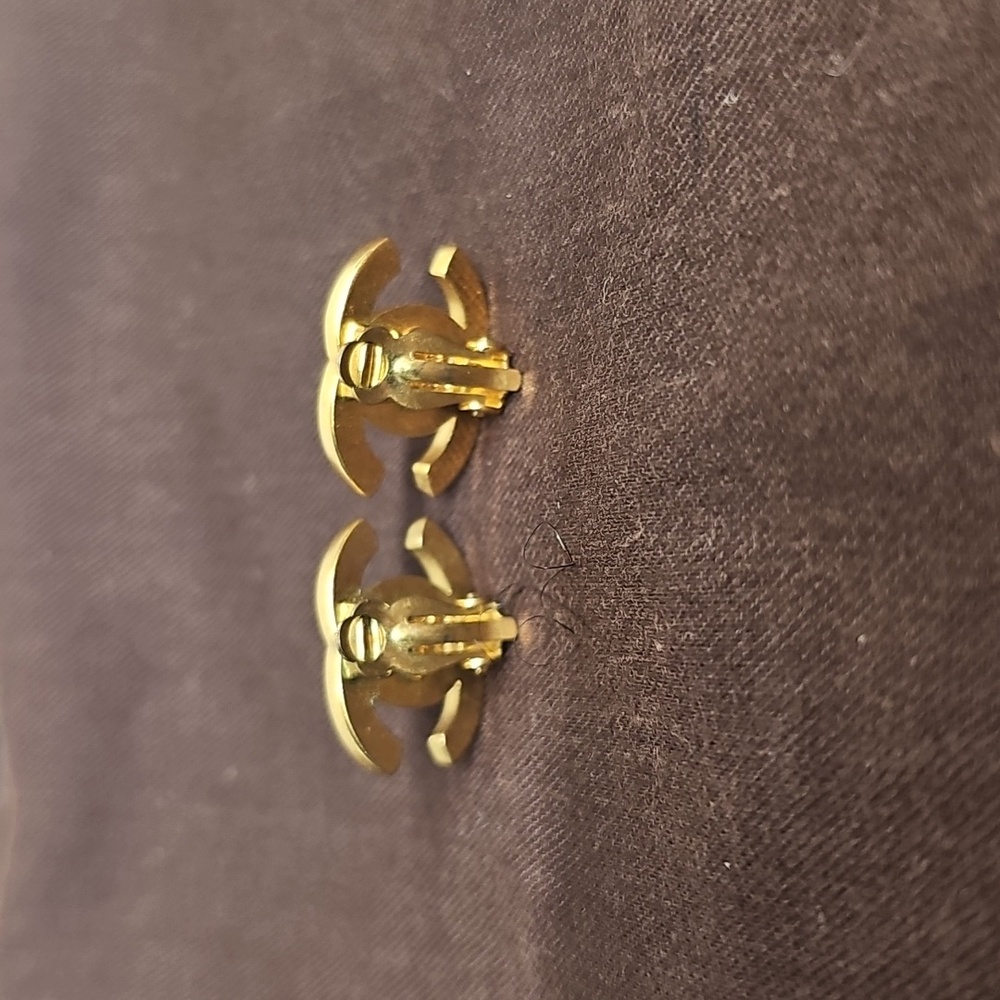 CHANEL VINTAGE GOLD TONE CLIP ON EARRINGS BFPM-01-027 - Picture 2 of 4